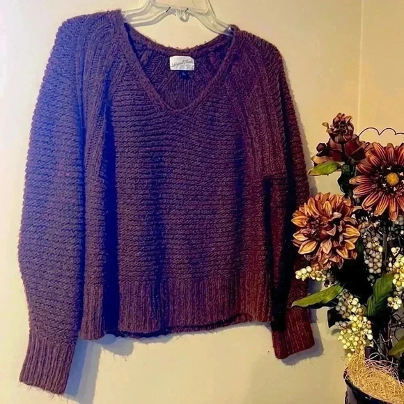 Universal Thread Sweaters - Universal Thread Women’s XS V Neck Sweater